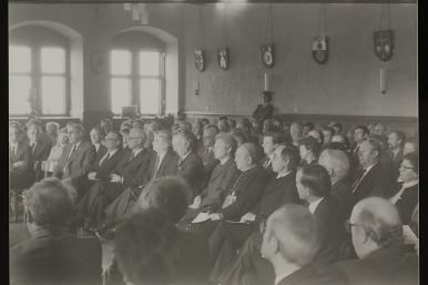 Feierliche Eröffnung der Dokumentations- und Gedenkstätte Wewelsburg 1933-1945 im Burgsaal der Wewelsburg im Beisein des Paderborner Weihbischofs Drewes, Oberkreisdirektor Werner Henke, Landrat Josef Köhler und Prof. Dr. Karl Hüser ©Archiv Kreismuseum Wewelsburg